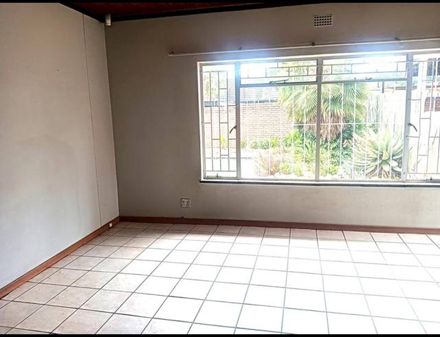 6 BEDROOM HOUSE FOR SALE IN FREEWAY PARK